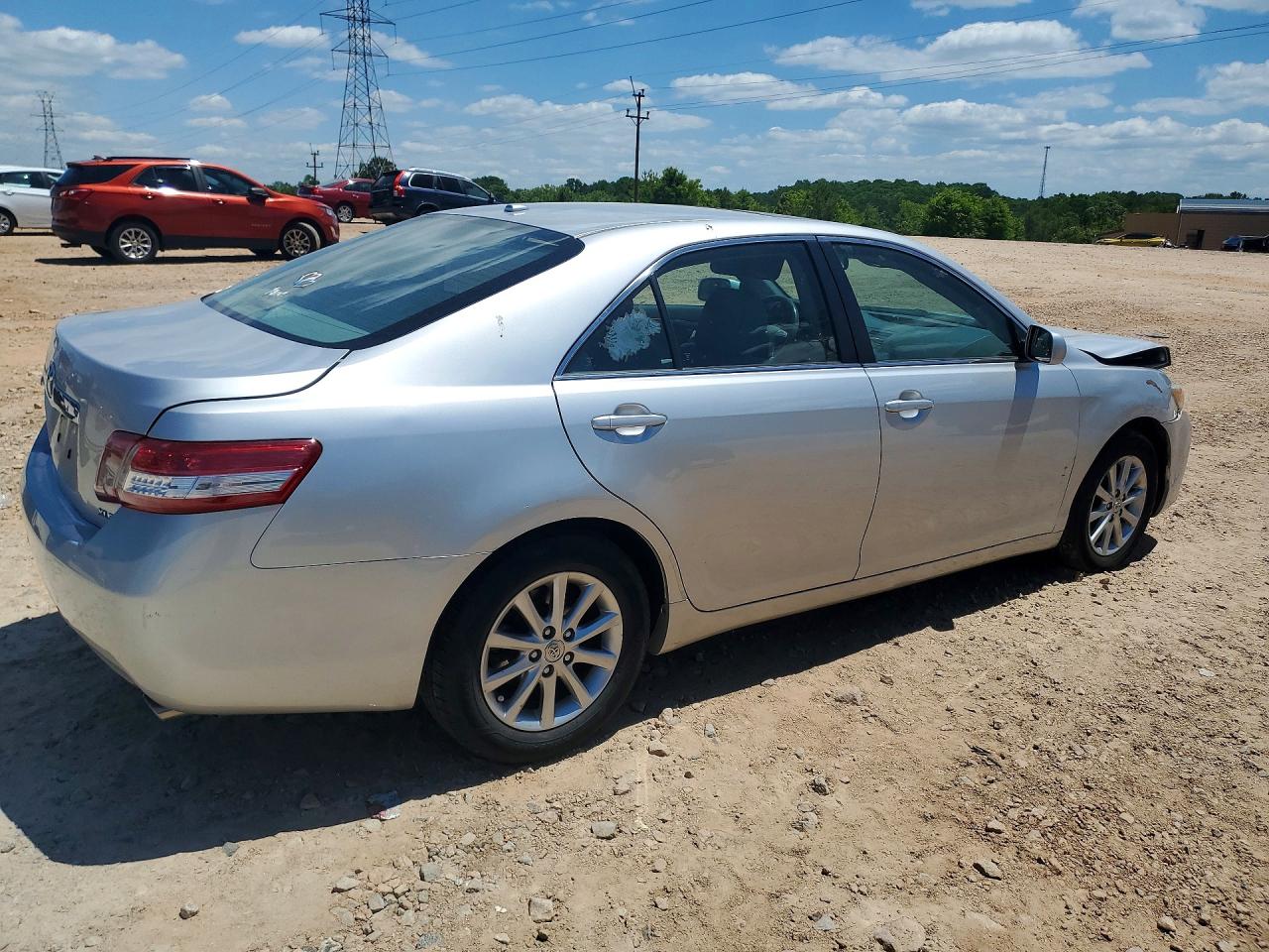 2011 TOYOTA CAMRY XLE photo 5