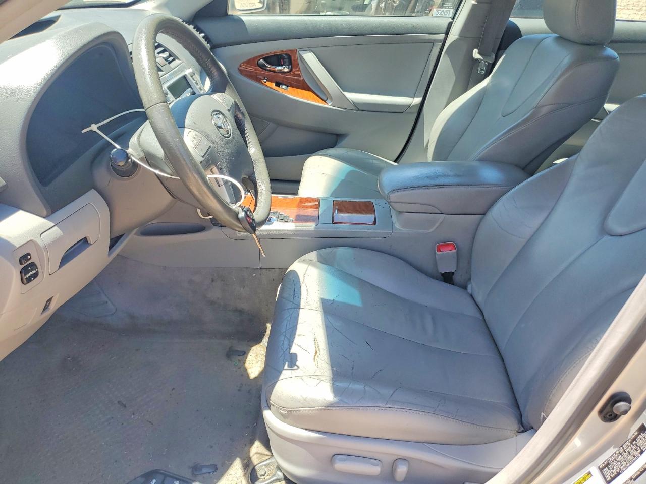 2011 TOYOTA CAMRY XLE photo 13