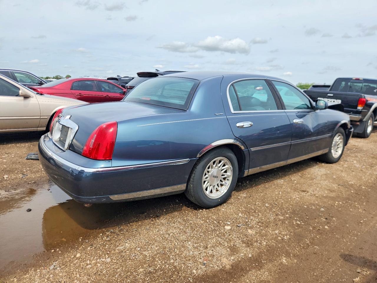 1998 LINCOLN TOWN CAR SIGNATURE photo 3