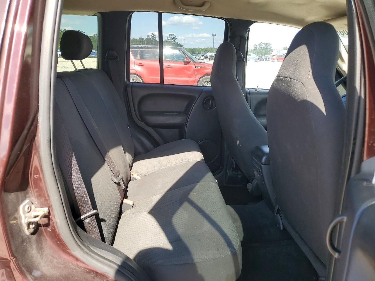 2004 JEEP LIBERTY SPORT photo 21