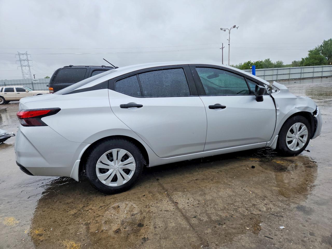 2021 NISSAN VERSA S photo 5