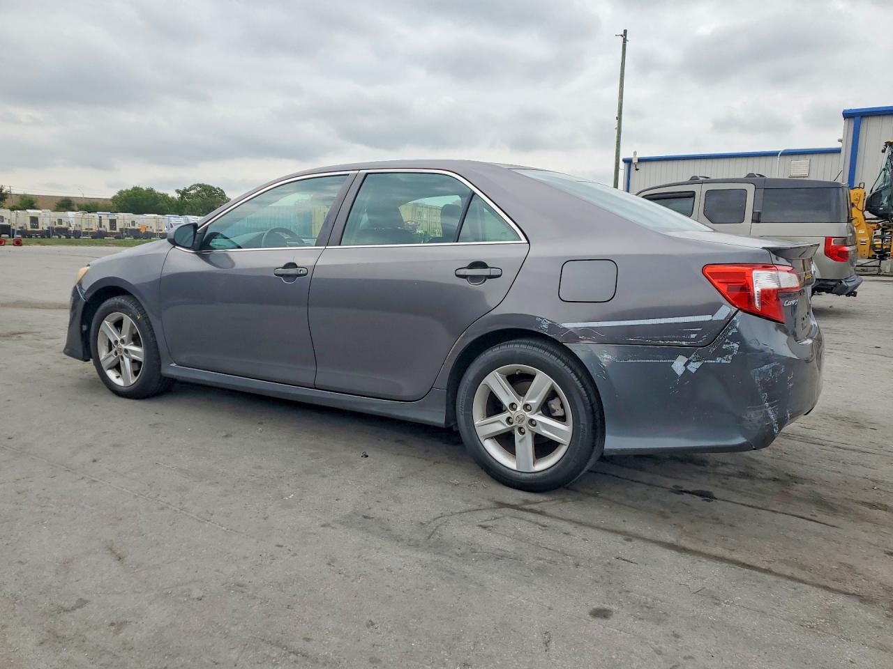 2013 TOYOTA CAMRY SE photo 3
