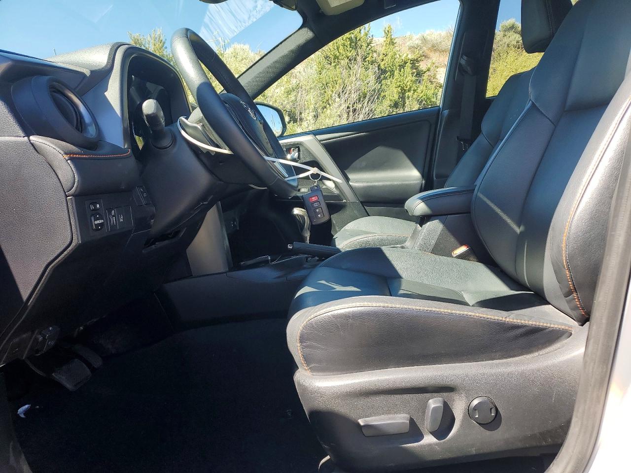2017 TOYOTA RAV4 SE photo 7