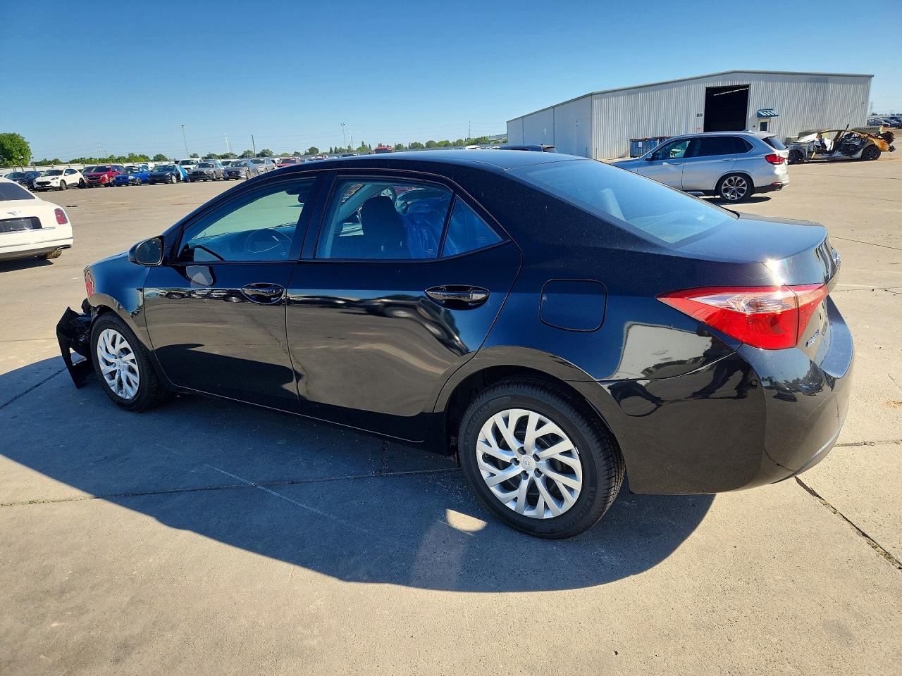 2018 TOYOTA COROLLA LE photo 3