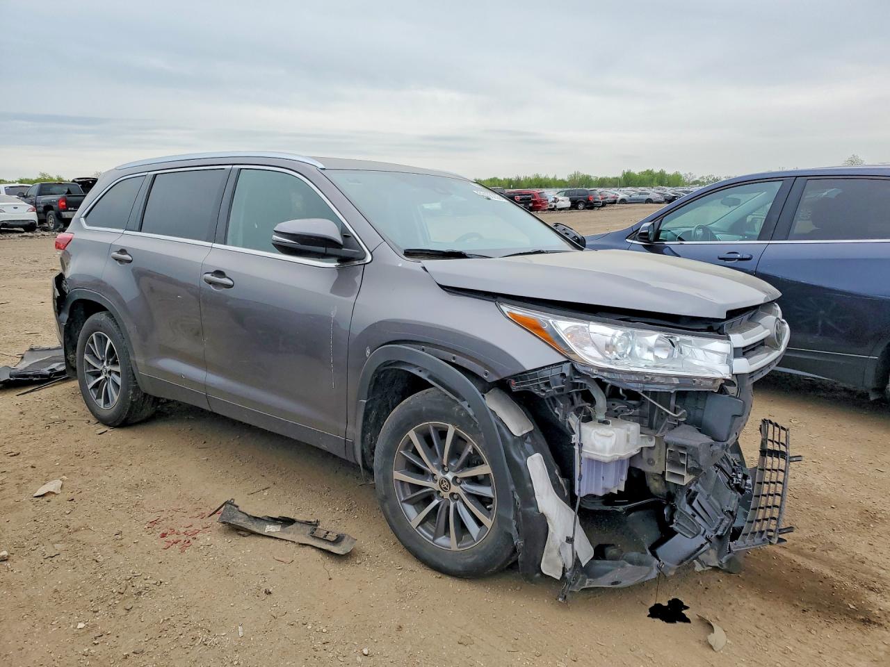 2019 TOYOTA HIGHLANDER XLE photo 7