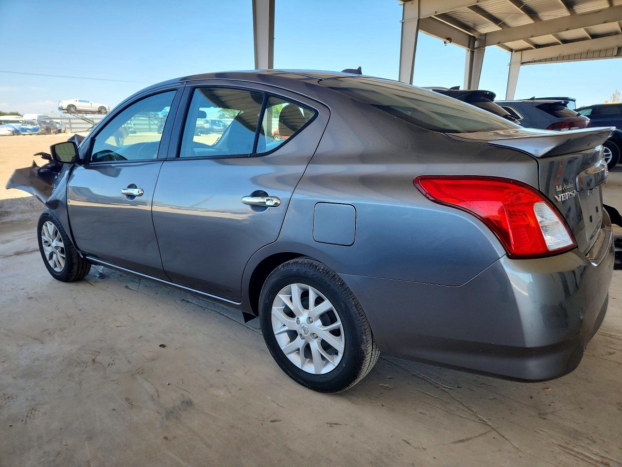 2018 NISSAN VERSA SV photo 4