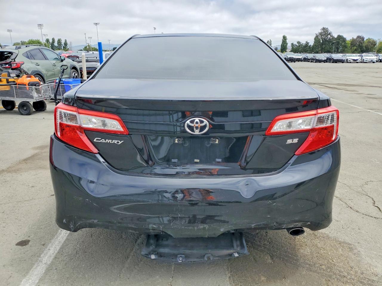 2013 TOYOTA CAMRY SE photo 11