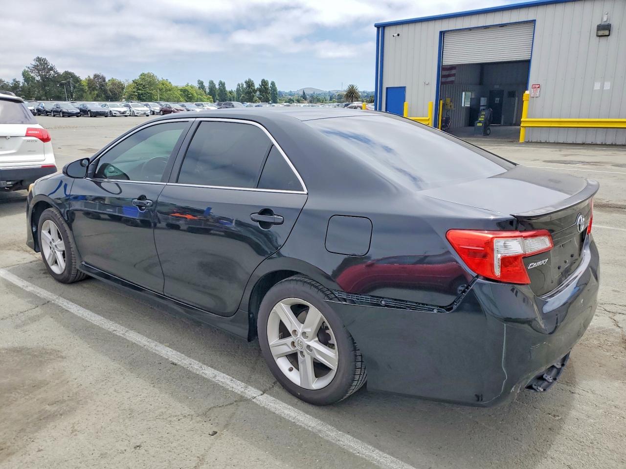 2013 TOYOTA CAMRY SE photo 3