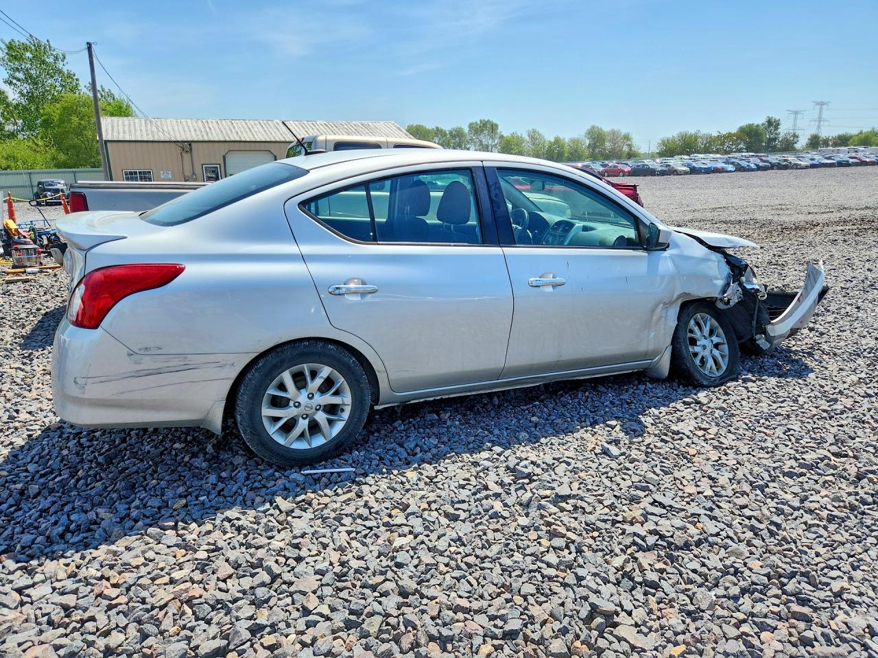 2018 NISSAN VERSA SV photo 5