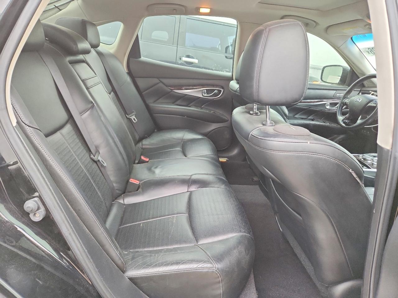 2011 INFINITI M37 photo 19