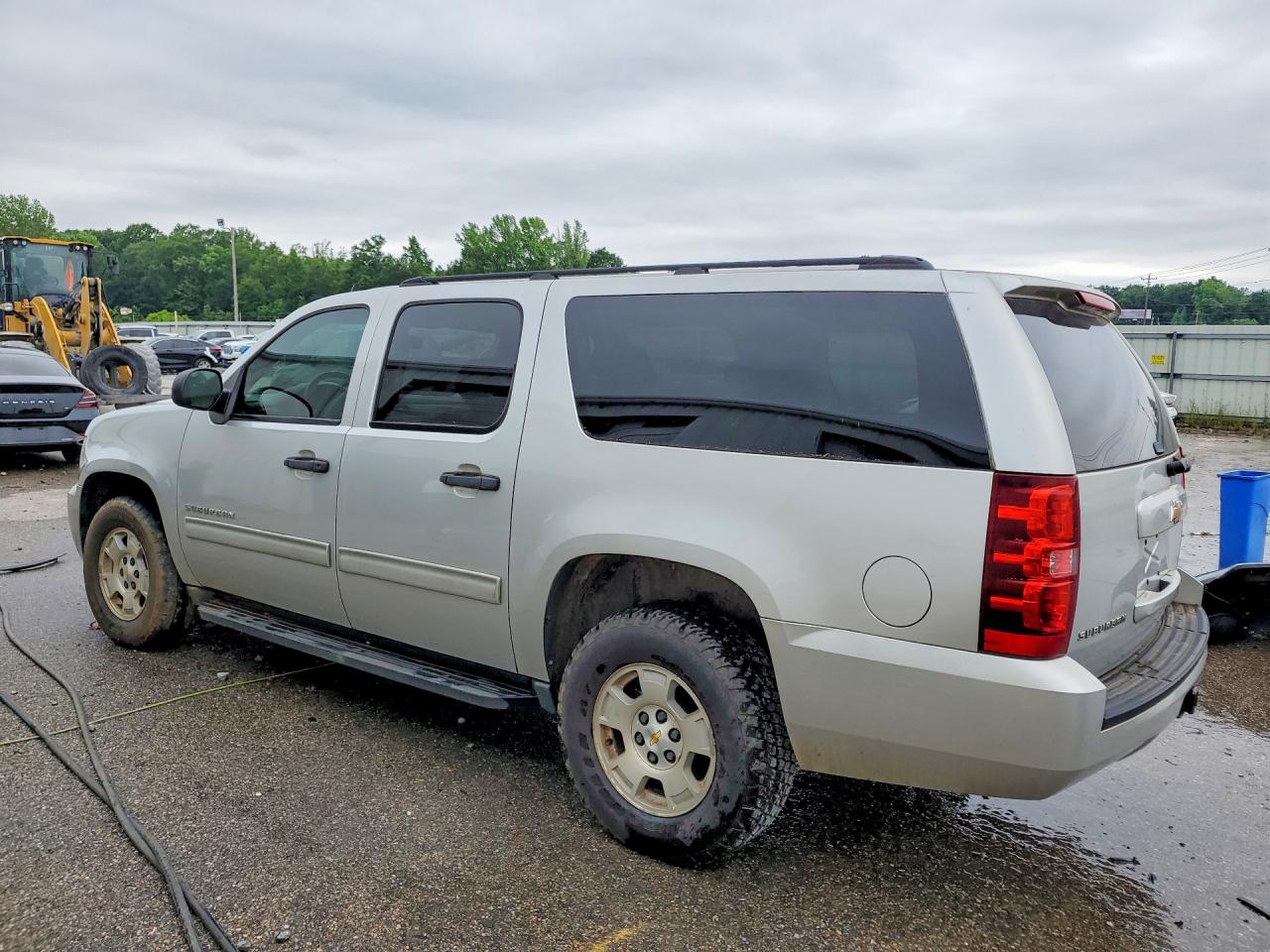 2010 CHEVROLET SUBURBAN C1500 LS photo 4