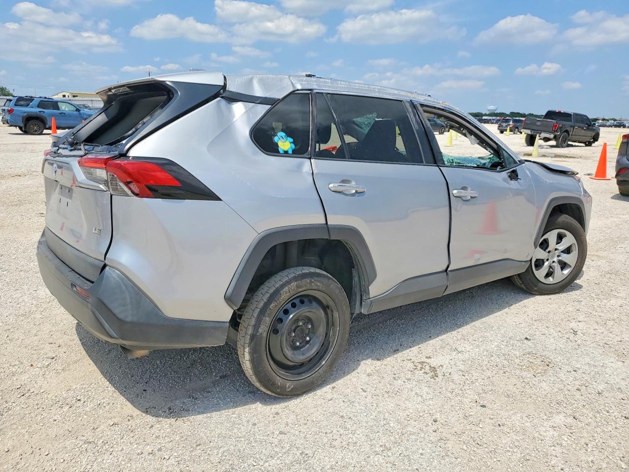 2021 TOYOTA RAV4 LE photo 5