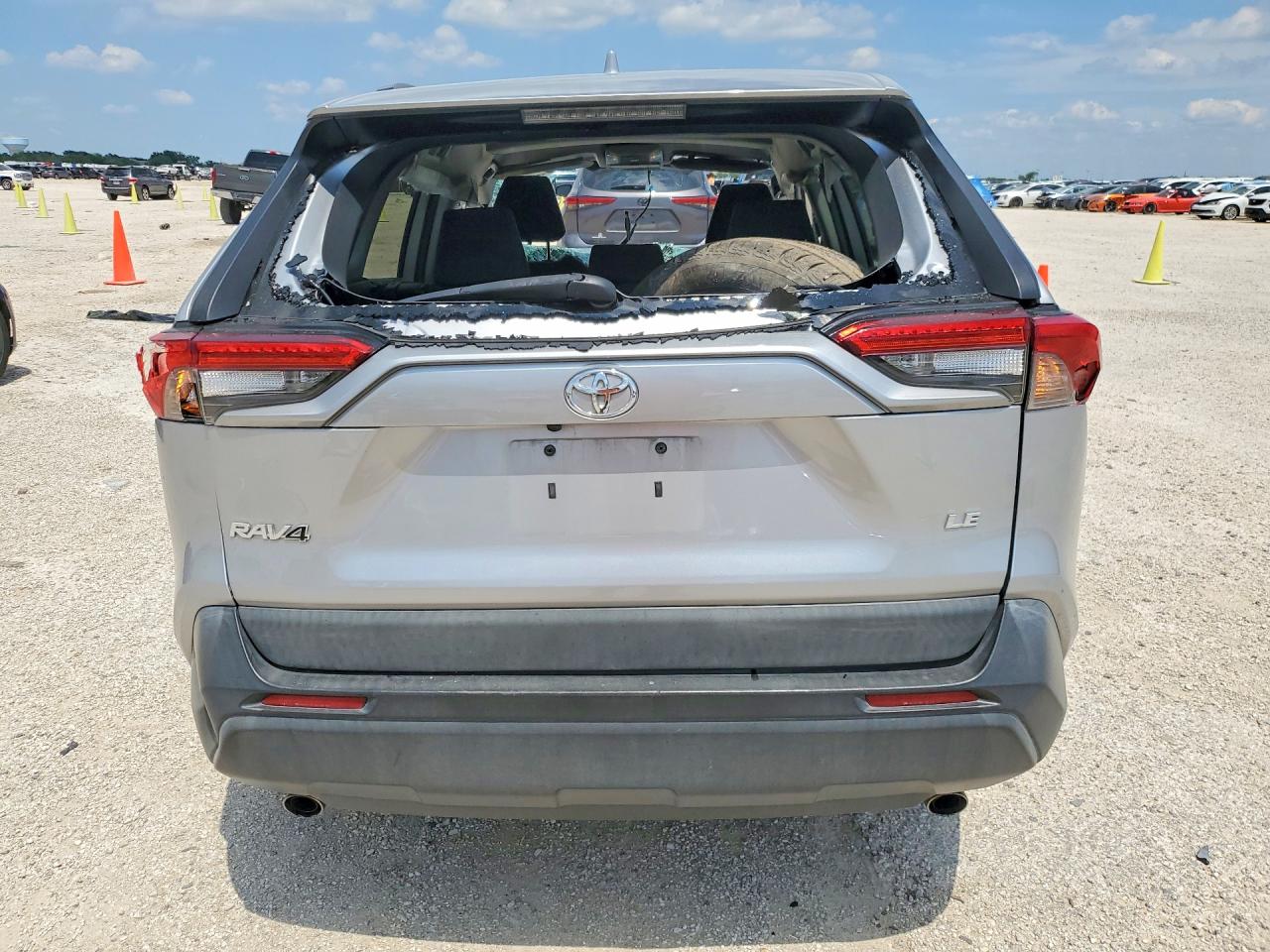 2021 TOYOTA RAV4 LE photo 11