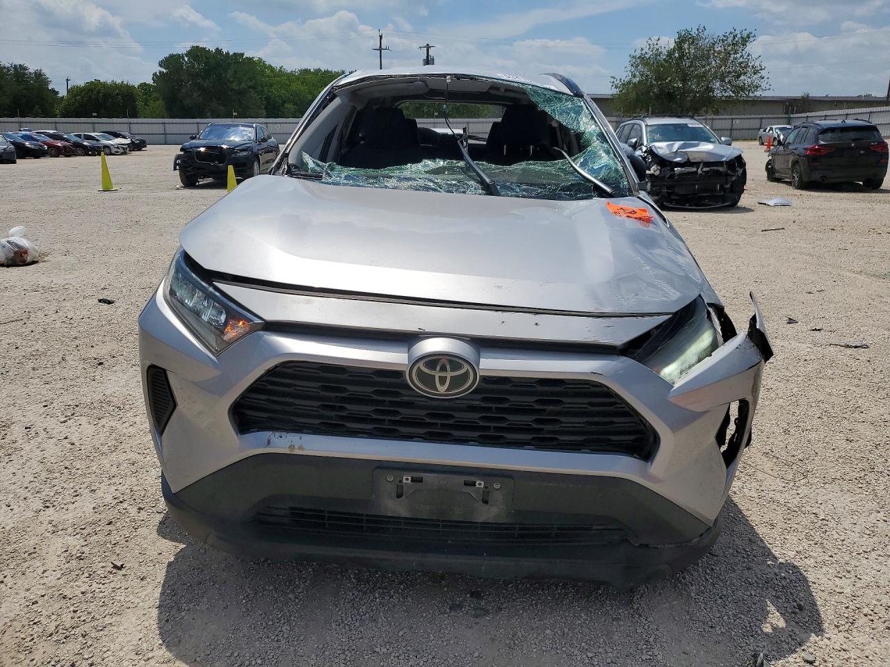 2021 TOYOTA RAV4 LE photo 9
