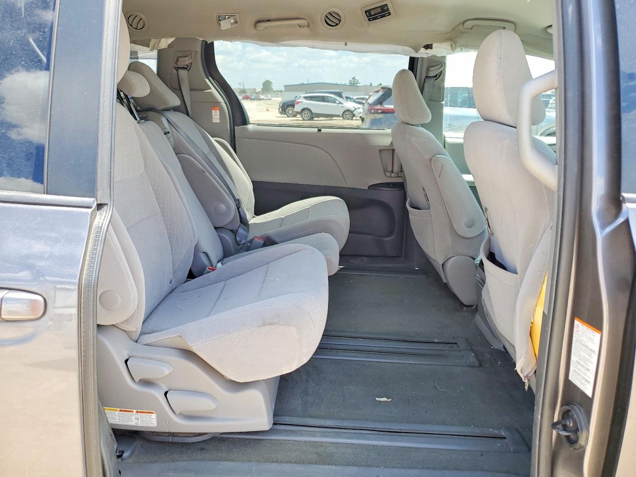 2017 TOYOTA SIENNA LE photo 21