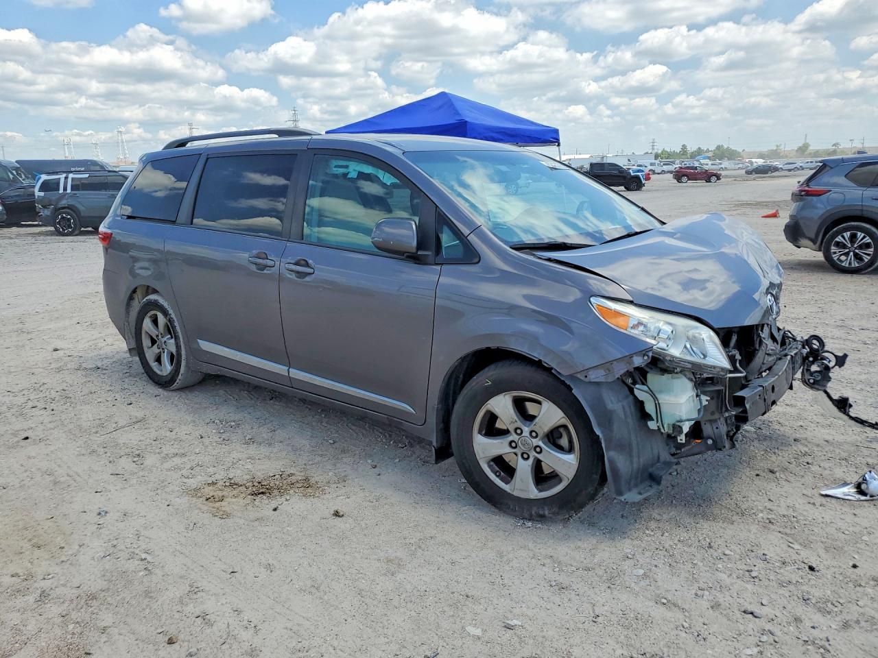 2017 TOYOTA SIENNA LE photo 7