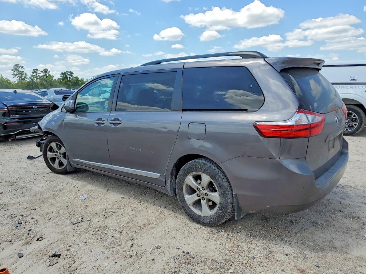 2017 TOYOTA SIENNA LE photo 3