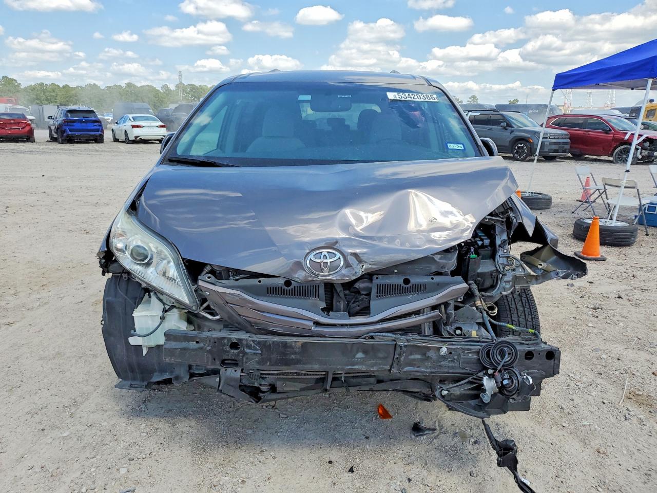 2017 TOYOTA SIENNA LE photo 9