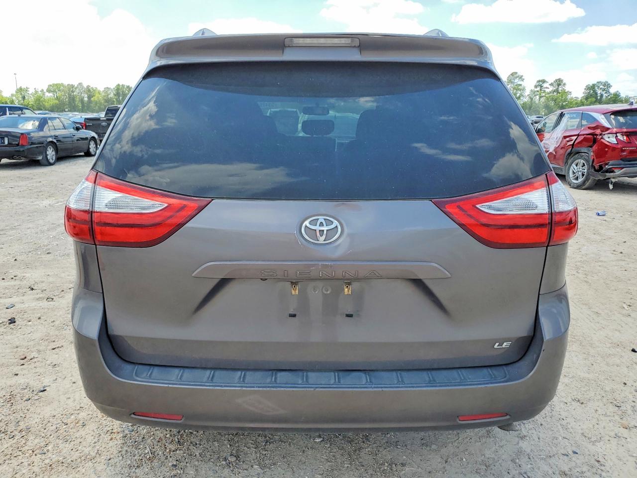 2017 TOYOTA SIENNA LE photo 11