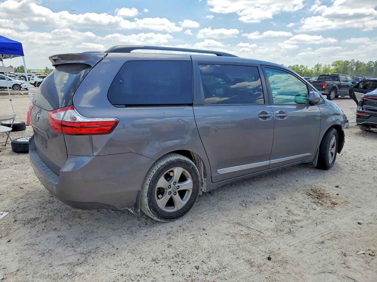 2017 TOYOTA SIENNA LE photo 5