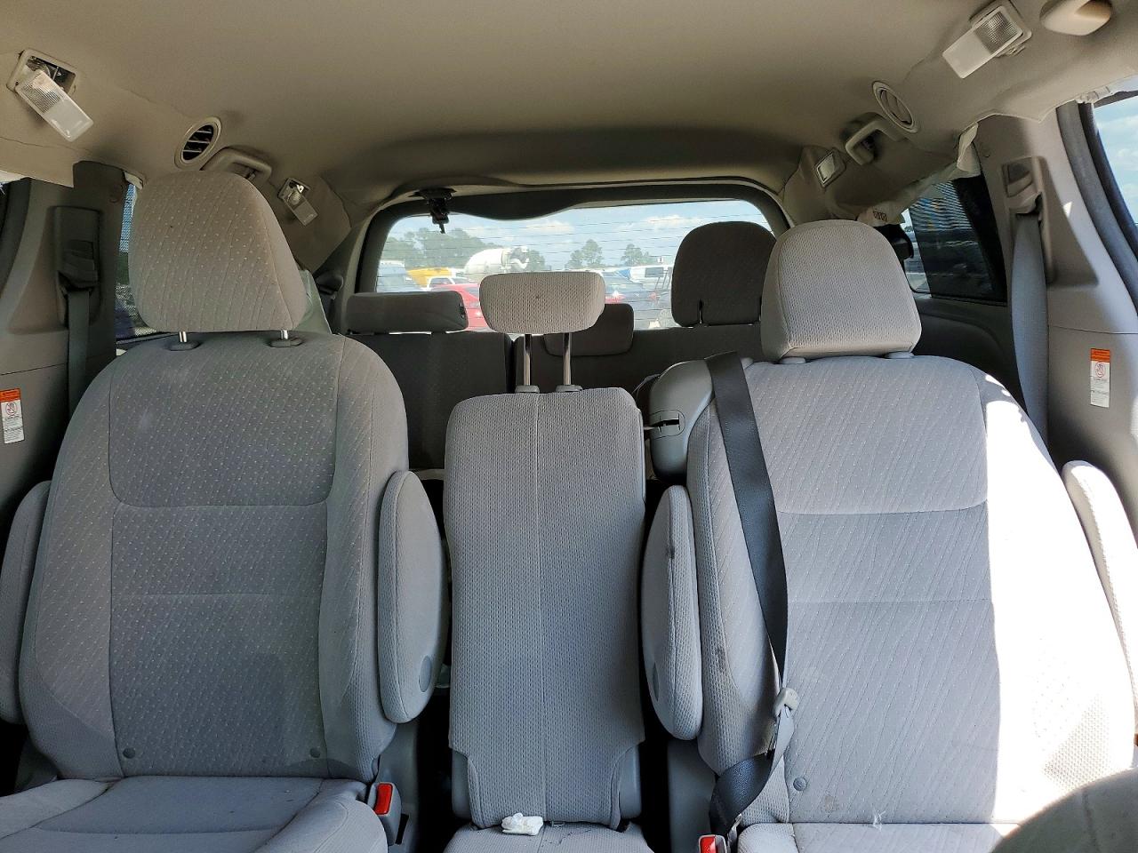2017 TOYOTA SIENNA LE photo 19