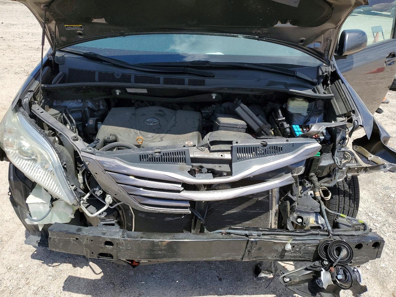 2017 TOYOTA SIENNA LE photo 23