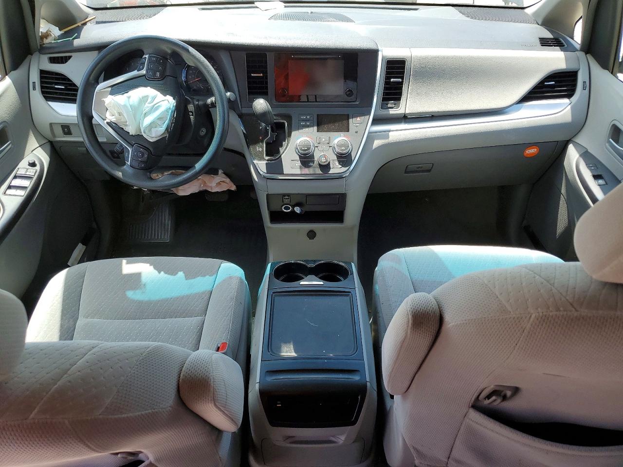 2017 TOYOTA SIENNA LE photo 15