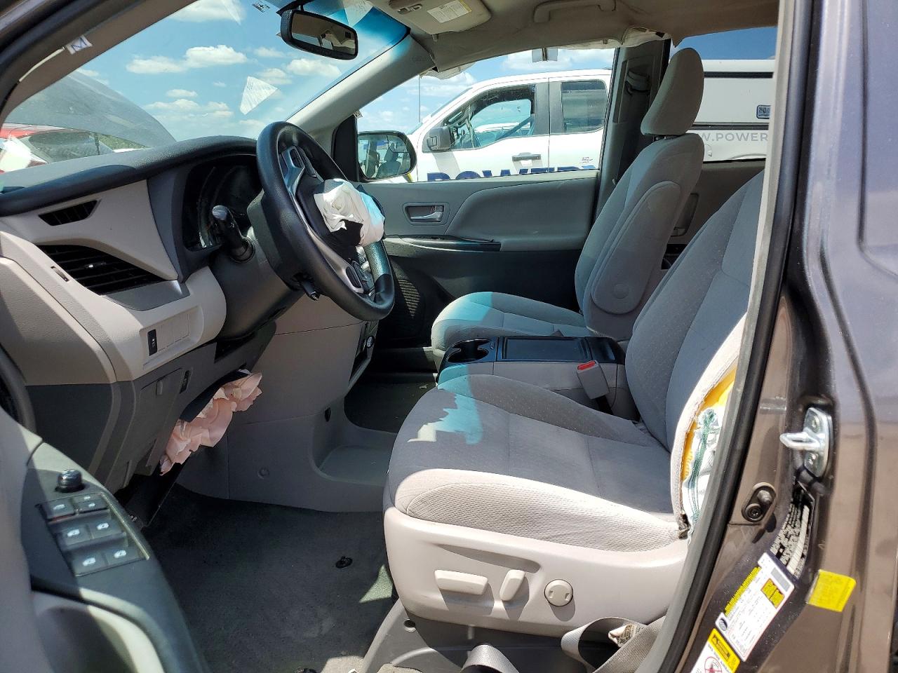 2017 TOYOTA SIENNA LE photo 13