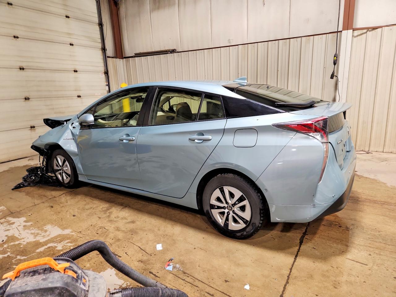 2018 TOYOTA PRIUS TWO photo 4