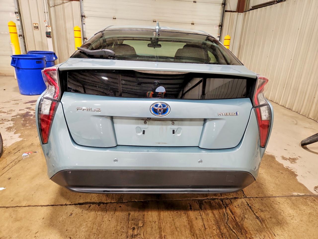 2018 TOYOTA PRIUS TWO photo 16