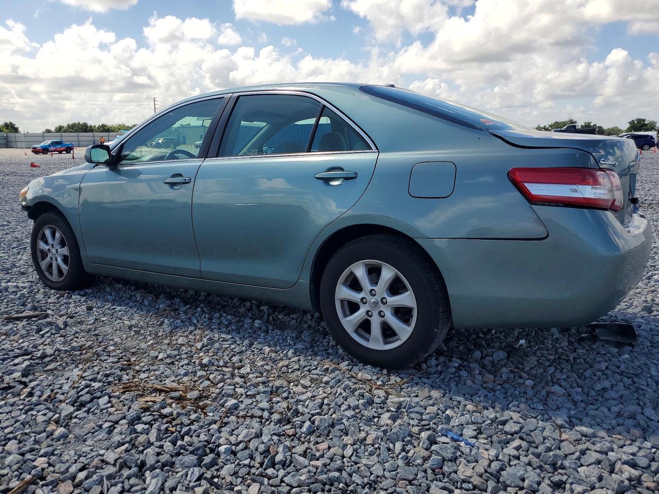 2011 TOYOTA CAMRY LE photo 4