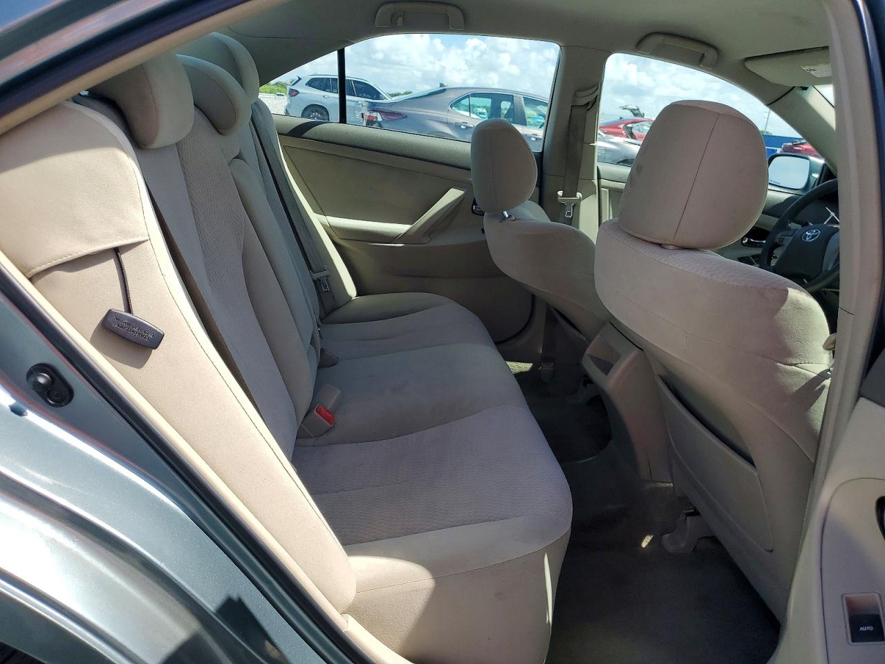 2011 TOYOTA CAMRY LE photo 28