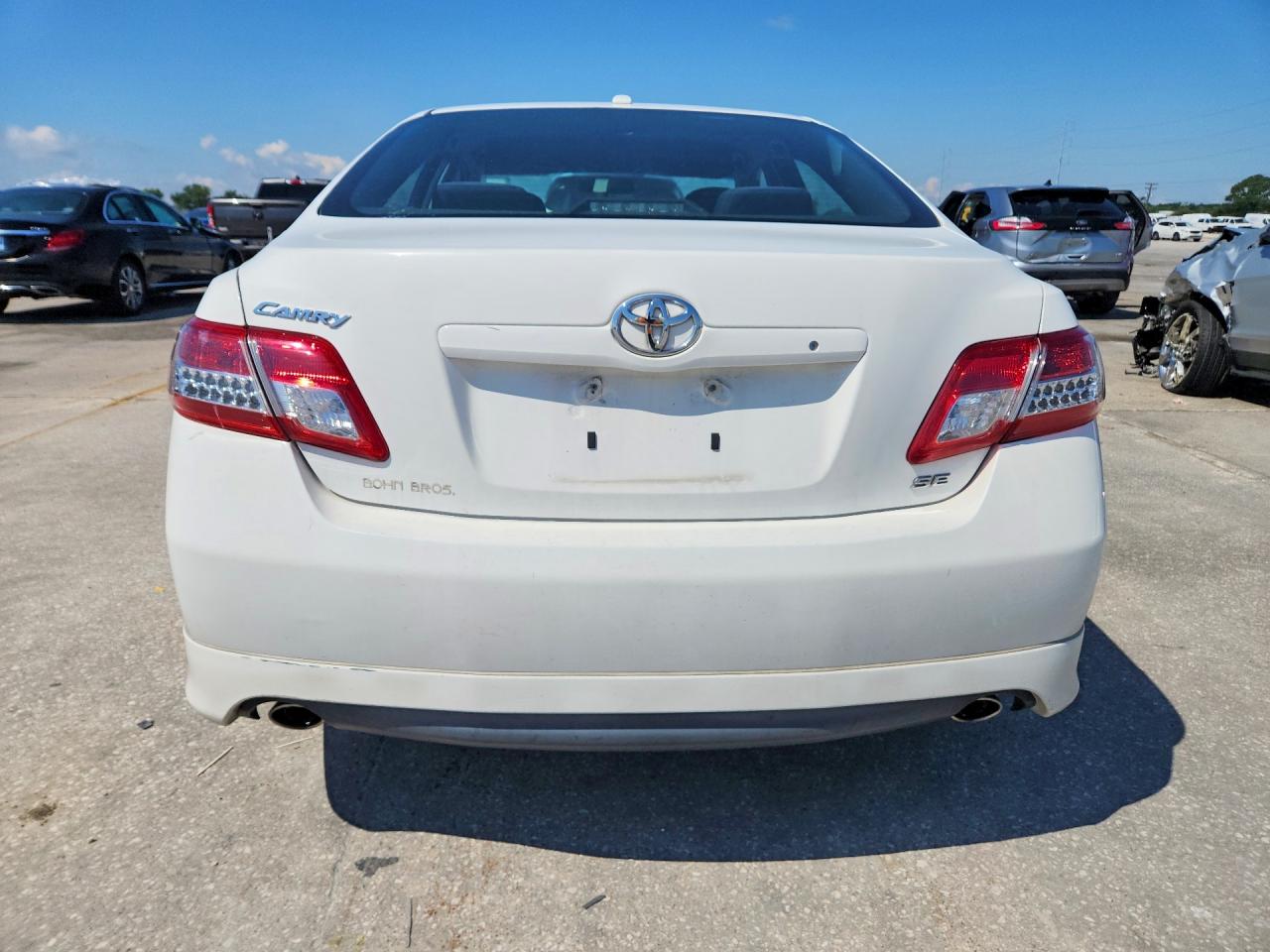 2011 TOYOTA CAMRY SE photo 11
