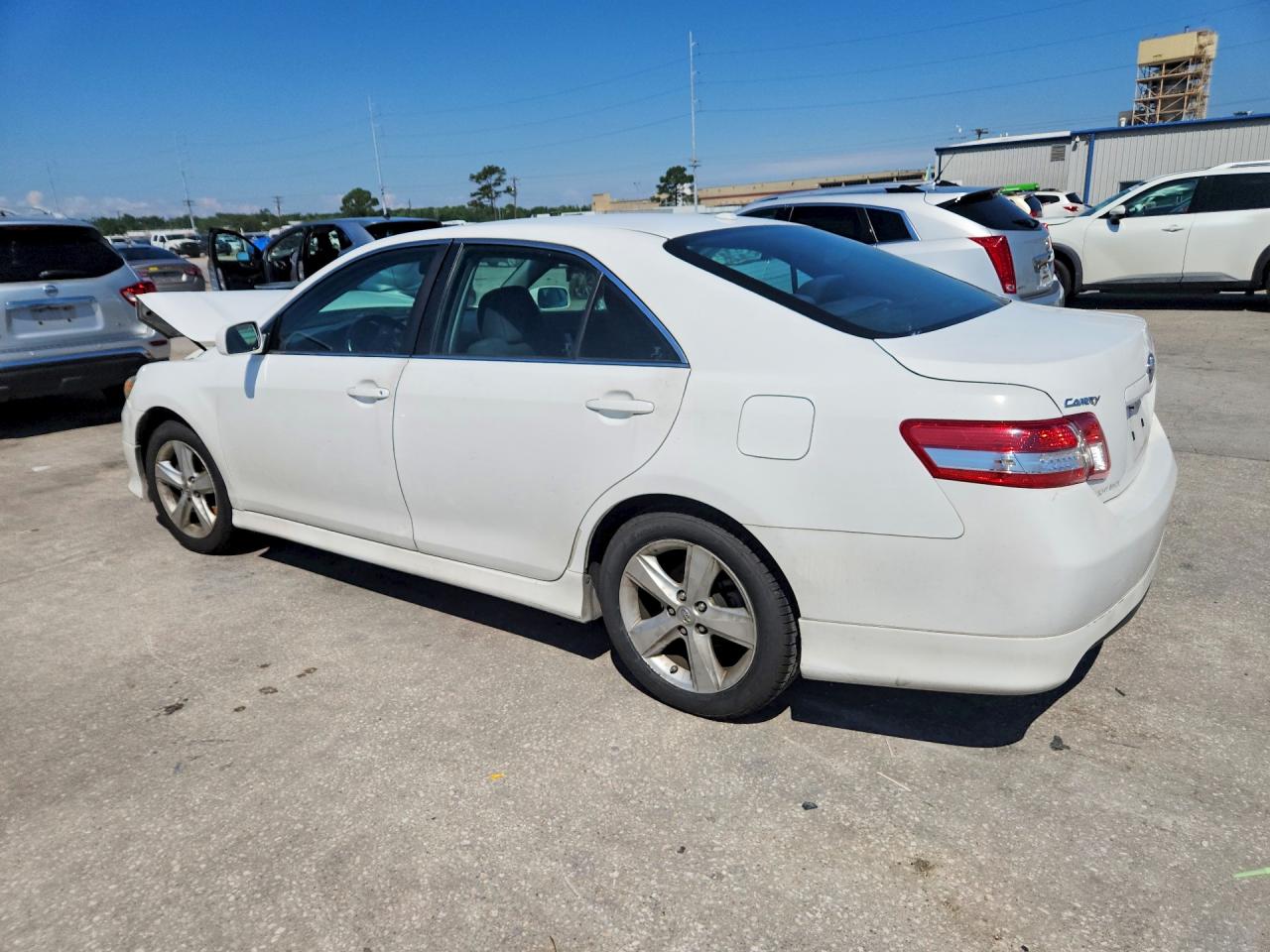 2011 TOYOTA CAMRY SE photo 3