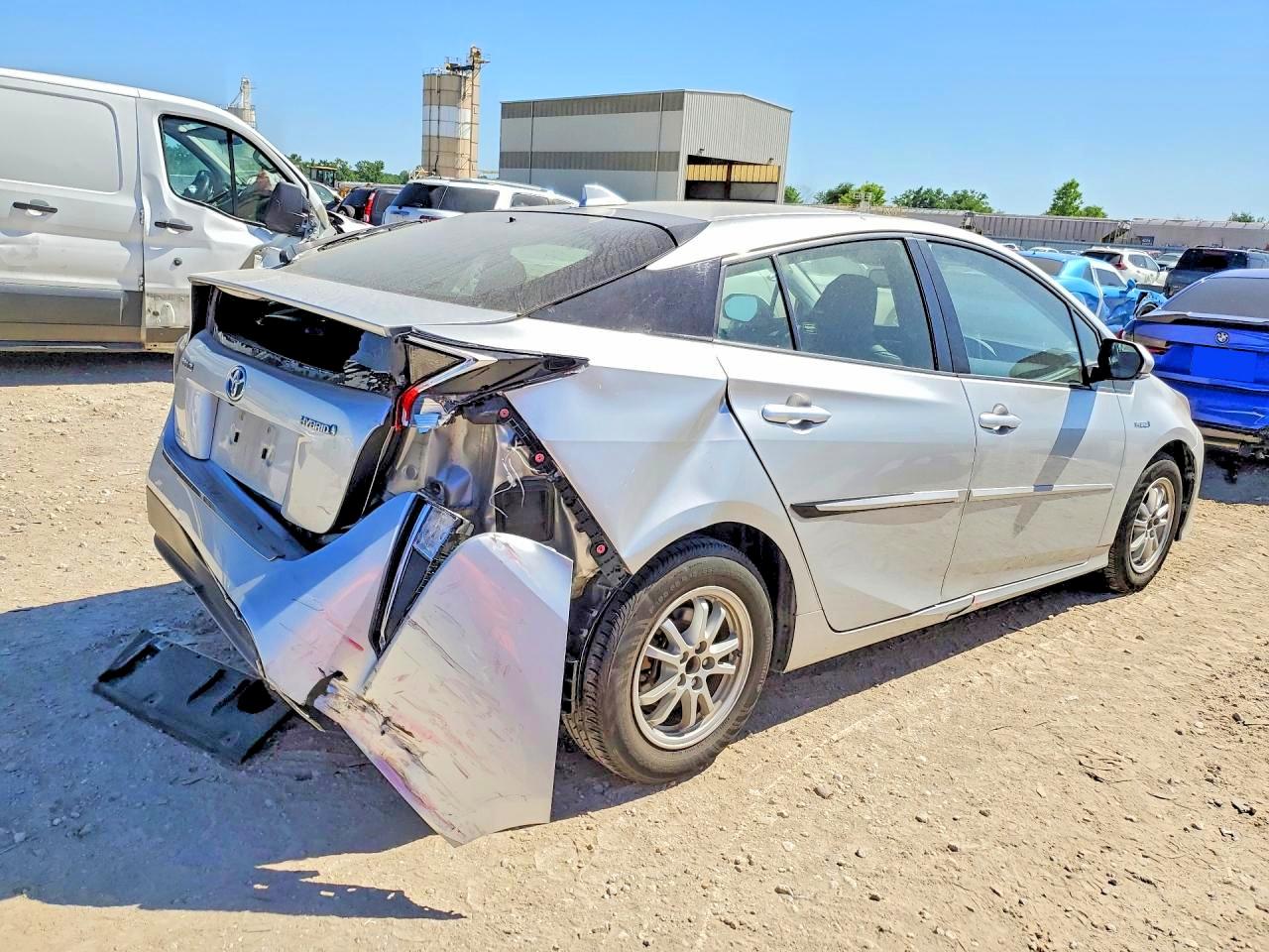 2017 TOYOTA PRIUS FOUR photo 7