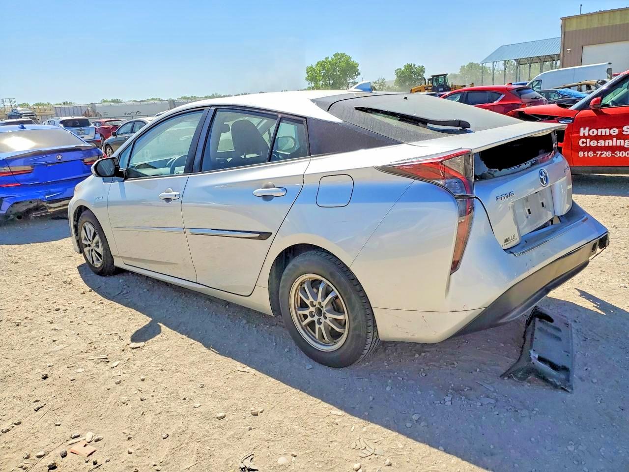 2017 TOYOTA PRIUS FOUR photo 4