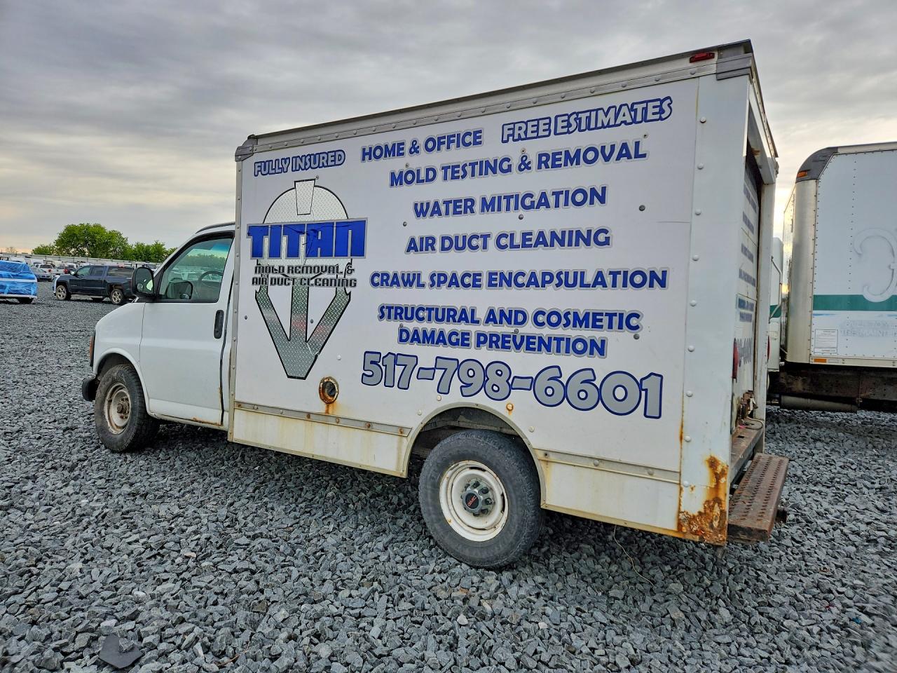2001 GMC SAVANA BOX TRUCK photo 3