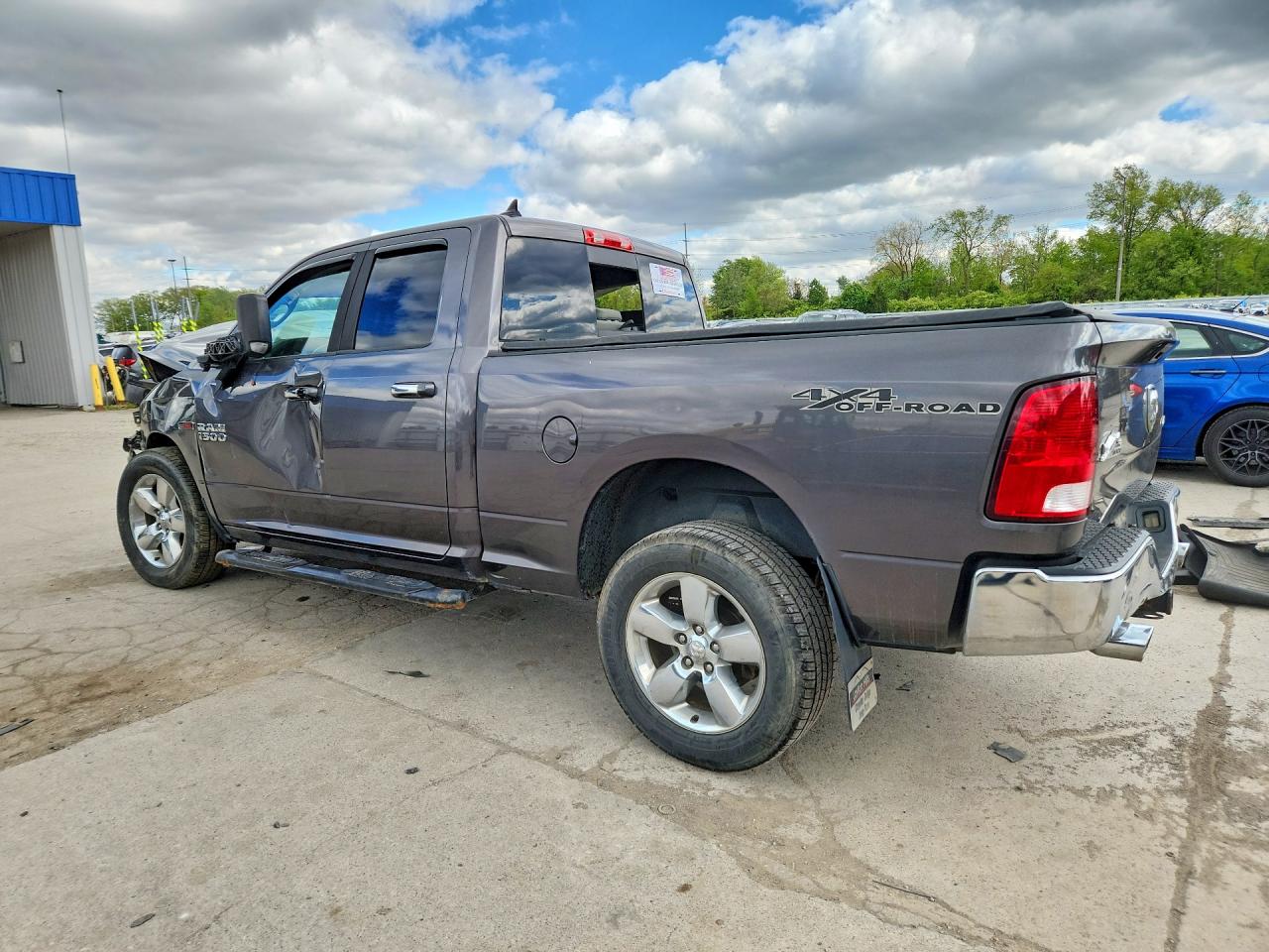 2015 RAM 1500 SLT photo 2