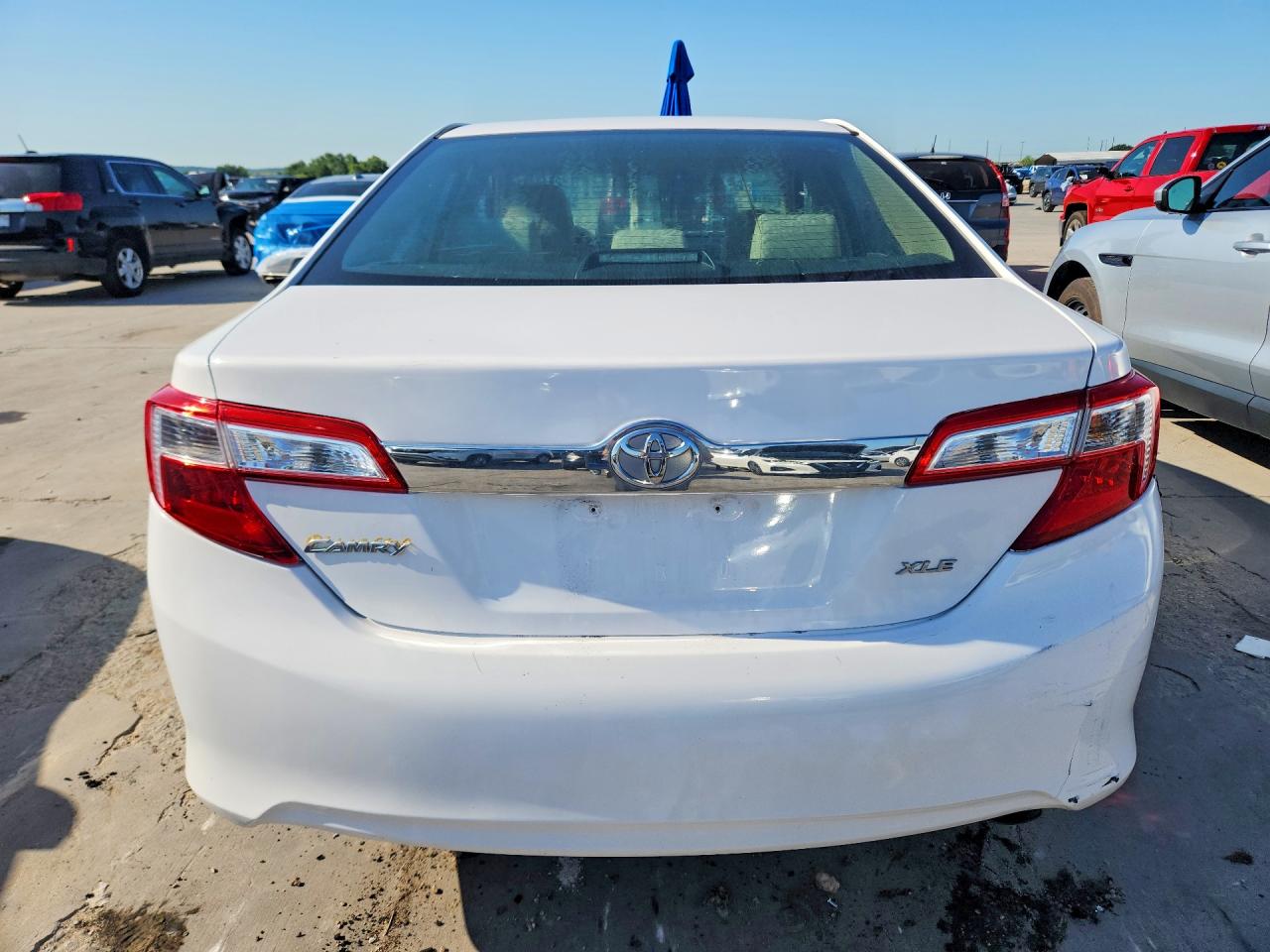 2012 TOYOTA CAMRY XLE photo 11