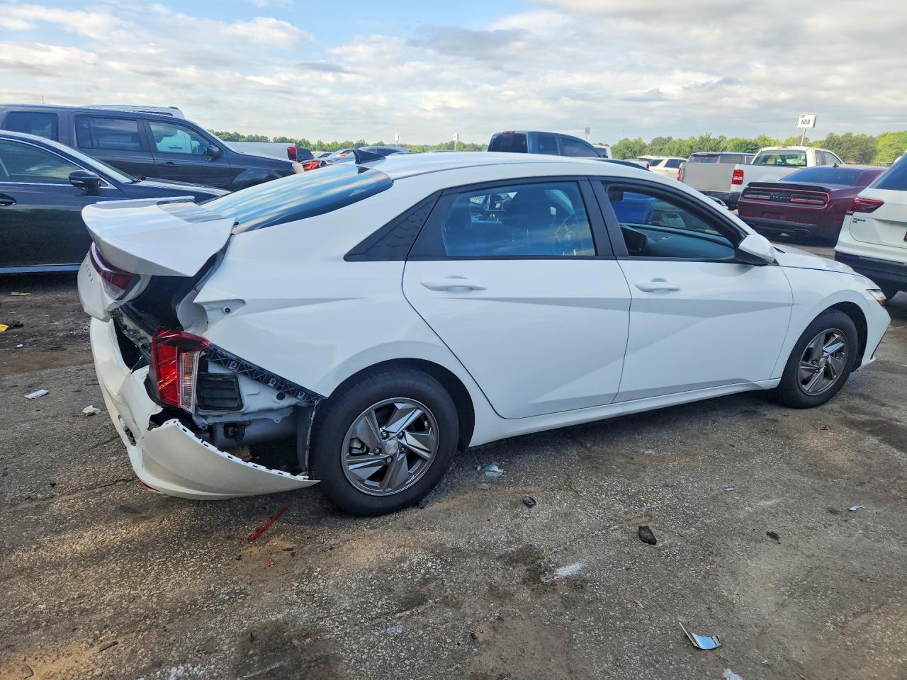 2024 HYUNDAI ELANTRA SE photo 3