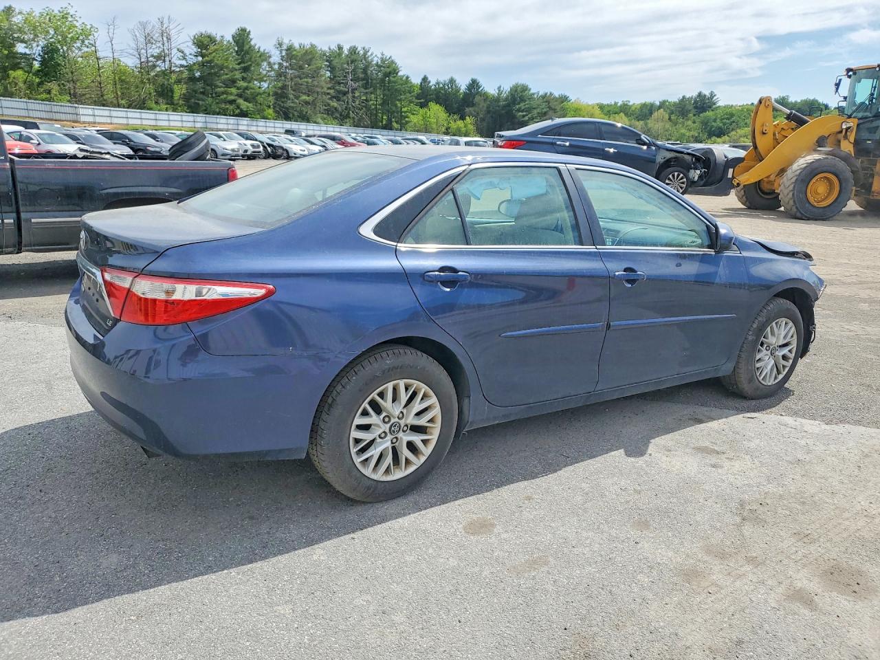 2017 TOYOTA CAMRY LE photo 3