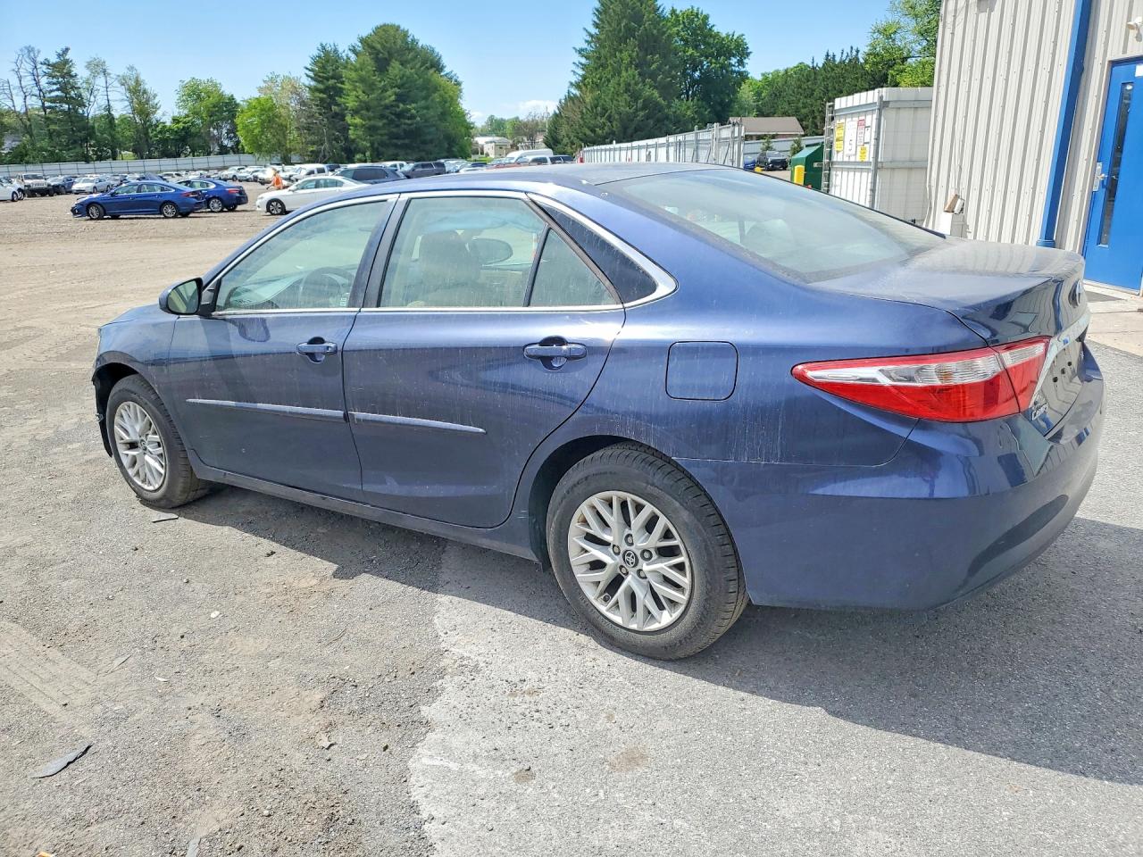 2017 TOYOTA CAMRY LE photo 2