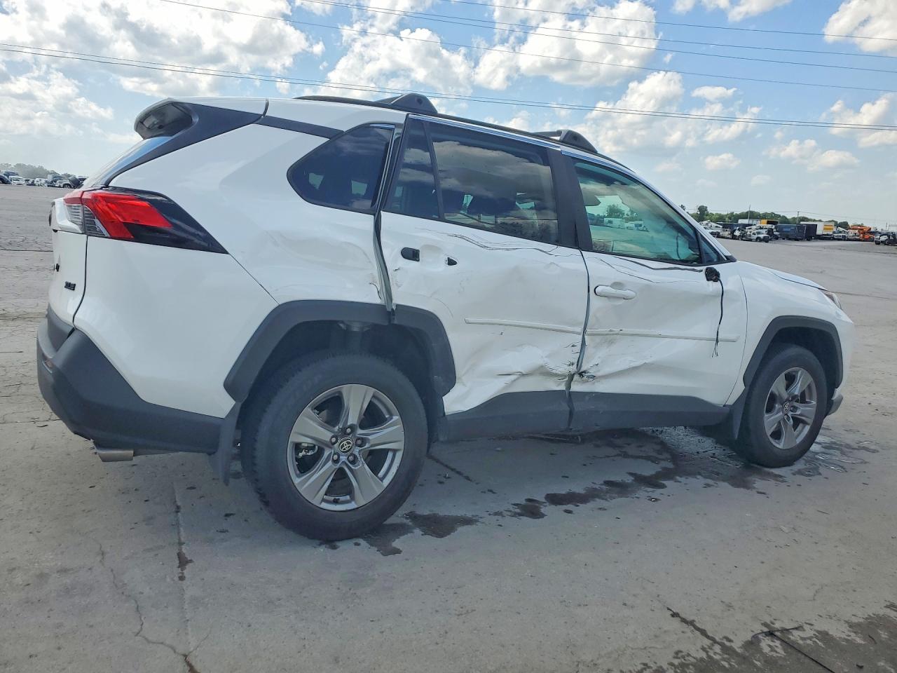 2024 TOYOTA RAV4 XLE photo 7