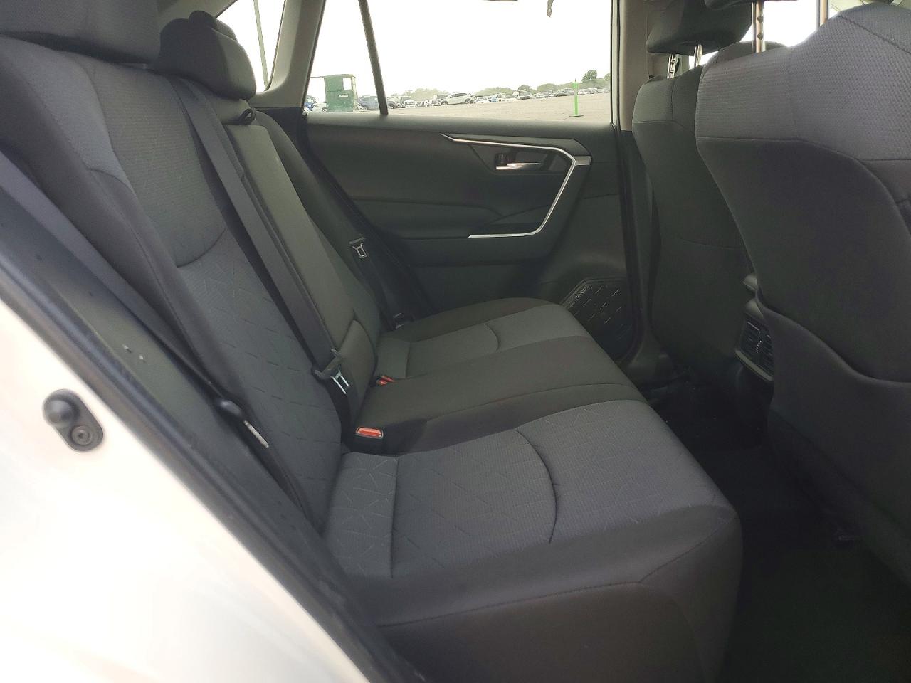 2024 TOYOTA RAV4 XLE photo 28