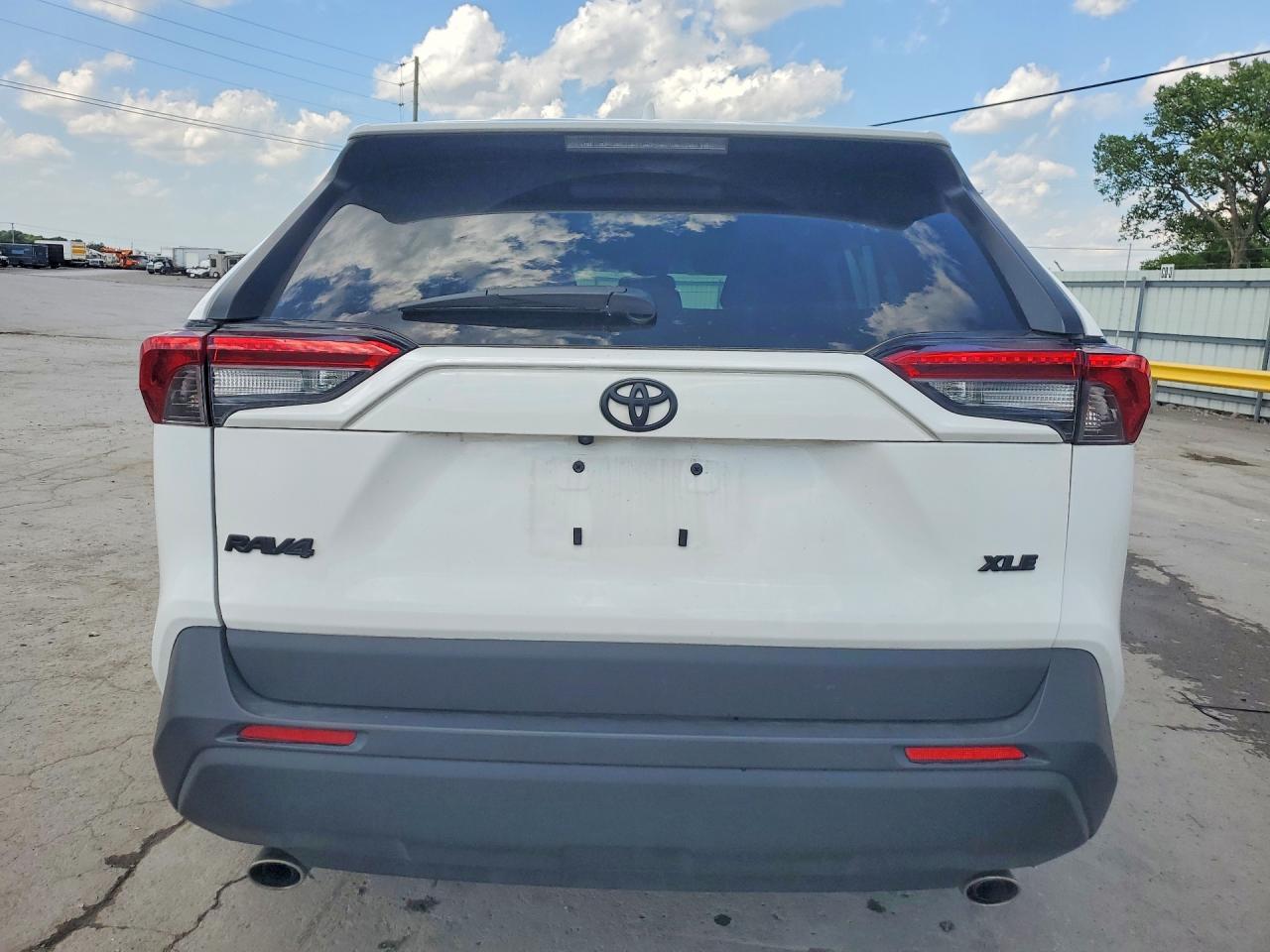 2024 TOYOTA RAV4 XLE photo 16