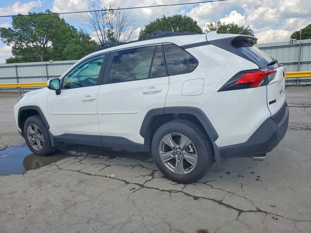 2024 TOYOTA RAV4 XLE photo 4