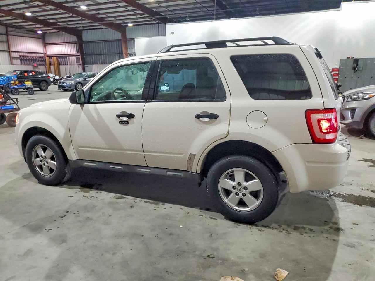 2010 FORD ESCAPE XLT photo 3