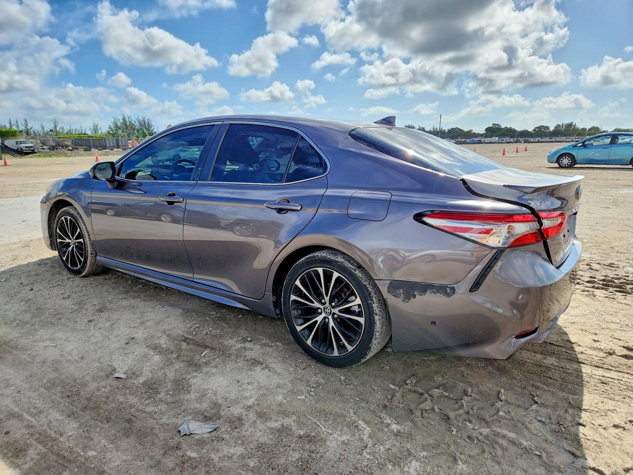 2019 TOYOTA CAMRY SE photo 3