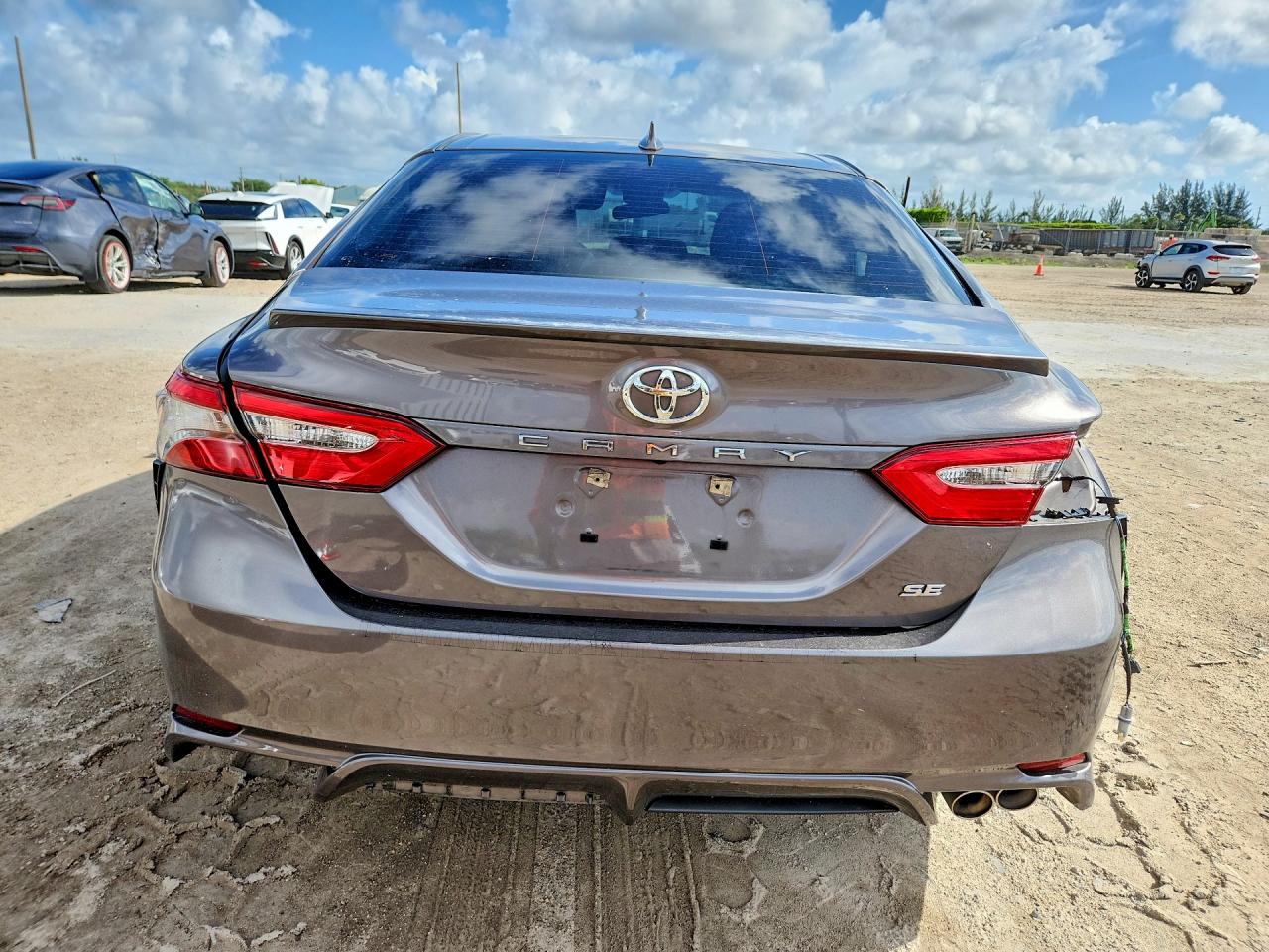 2019 TOYOTA CAMRY SE photo 11