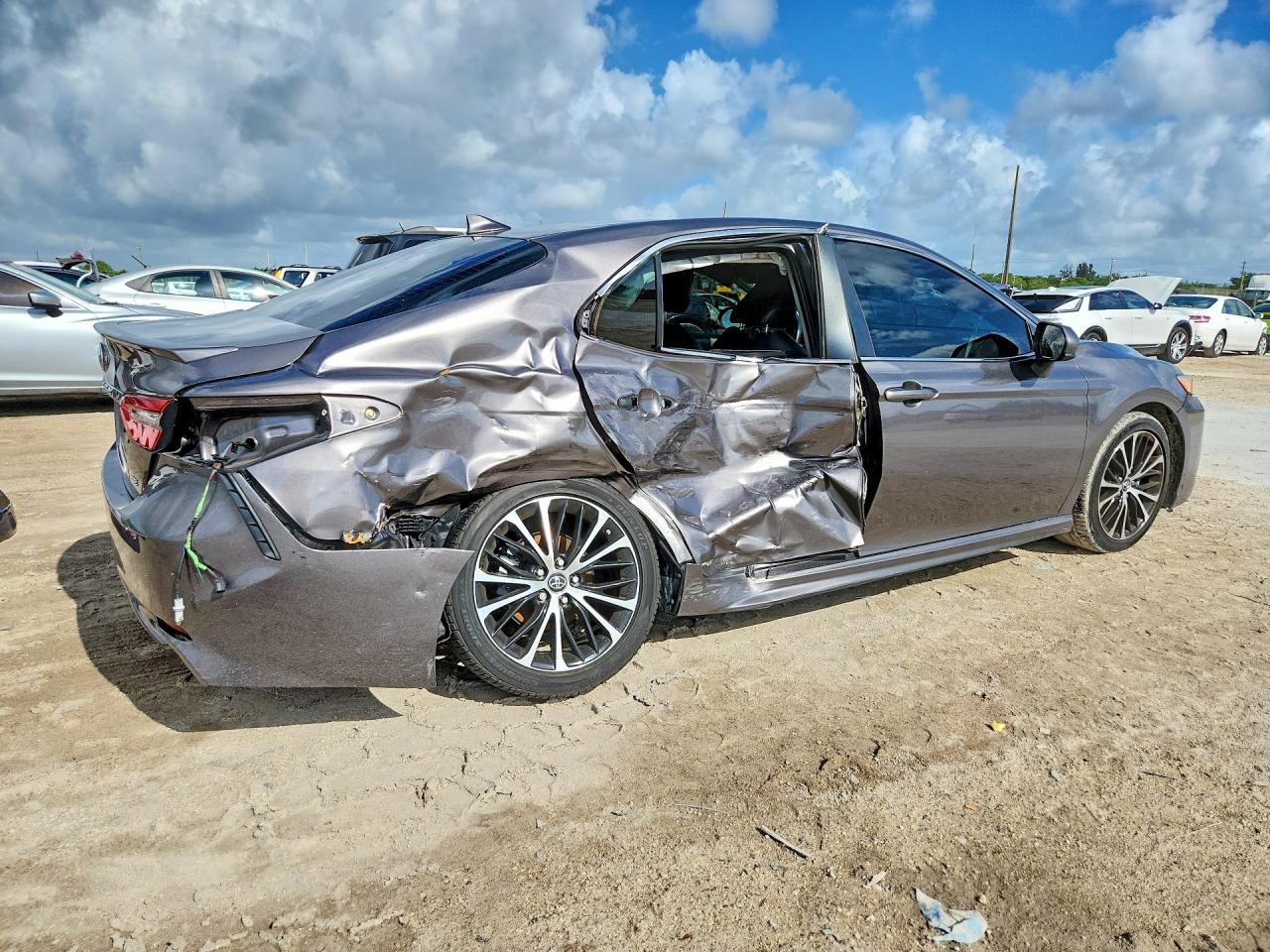 2019 TOYOTA CAMRY SE photo 5